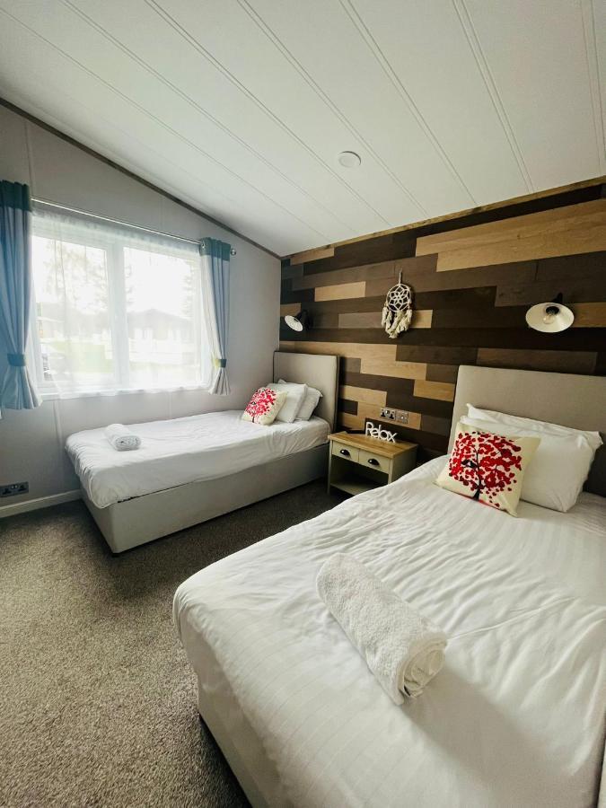 Lucky Lodge With Hot Tub ヨーク エクステリア 写真